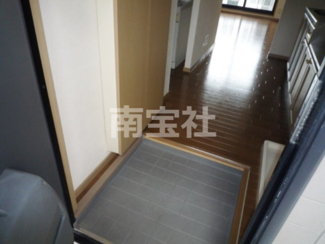 【玄関】 | 収納もある玄関です