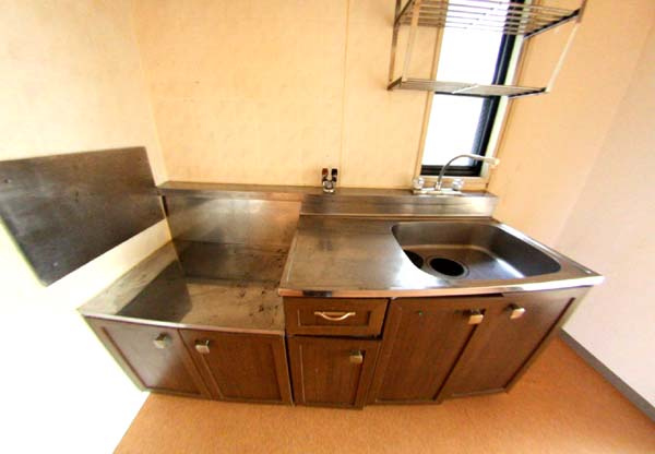 泉北郡忠岡町忠岡北１丁目のハイツのキッチン|コンパクトなキッチンで掃除もラクラク