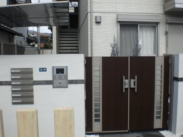 箕面市半町３丁目のアパートのエントランス