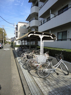 【その他共用部分】 | 屋根付きの駐輪場があるので雨が降っても安心です☆自転車はちょっとした移動手段に便利ですよね！