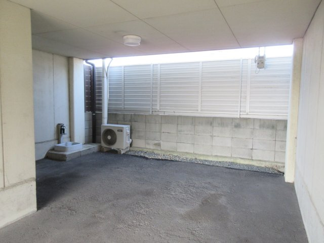 玉津町高津橋戸建の駐車場