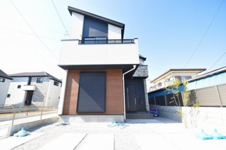 【外観】 | 車２台駐車可能。敷地面積は約４０坪のゆとり。