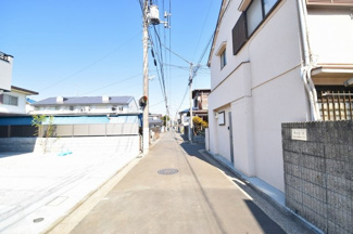 【前面道路含む現地写真】 | ４ｍ幅の前面道路。交通量も少ないので安心です。