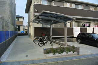 【その他共用部分】 | 屋根付きの駐輪場で雨が降っても大切な自転車が濡れなくてすみますね♪荷物が重いときに自転車があれば助かりますね！