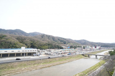 【展望】 | ルネ広島 | 【四季を感じる】
四季の移ろい・爽やかな青空や風を感じられ
自然を愉しめるパノラマビュー。
毎日の暮らしに余裕を感じさせてくれる、
遮る物の無い開放的な眺望を是非、ご堪能ください