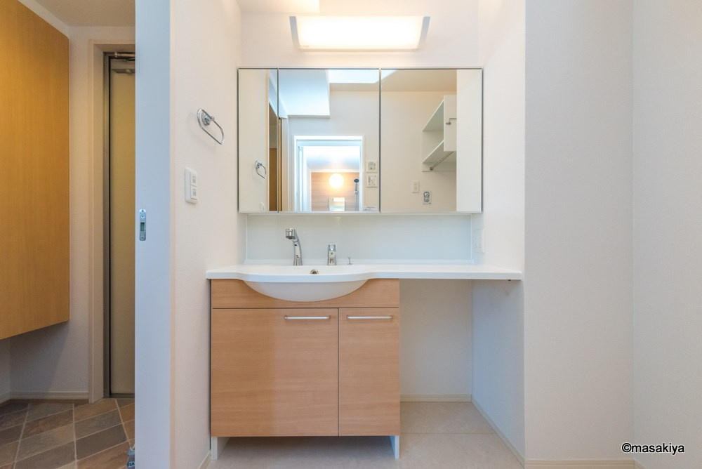 ベラ・ルーチェの洗面所|洗面・脱衣　シャンプードレッサー付き