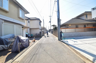 【前面道路含む現地写真】 | ４ｍ幅の前面道路。交通量も少ないので安心です。