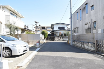 【前面道路含む現地写真】 | 小金井市貫井北町　２号棟 | 前面道路公道5.5メートルあります。運転が苦手な奥様でも楽々駐車可能です。