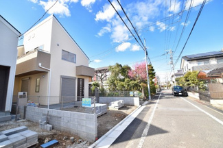 【前面道路含む現地写真】 | 小・中学校やコンビニエンスストアが徒歩10分圏内にございます。