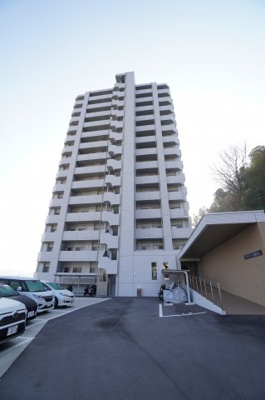 【外観】 | ウイング三滝観音台 | 【眺望がポイント！】
高層階からの素晴らしい眺望が魅力の本物件。
また、設備や内装のグレードの高さ、
共用施設・周辺施設の充実ぶりは、
一度は味わってみたいものです！