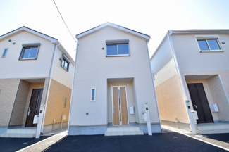 【外観】 | 駐車スペース２台分のゆとりある敷地。