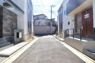 【前面道路含む現地写真】 | 京王井の頭線「浜田山」駅徒歩１３分！
小・中学校やコンビニエンスストア、スーパーマーケット、病院など必要な施設が揃っています。