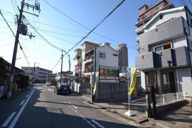 堺市北区北長尾町１丁の中古一戸建の前面道路含む現地写真