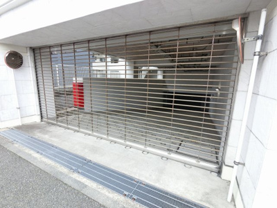 【駐車場】 | グランエルズ洋光台セレビア | 駐車場の出入口です。