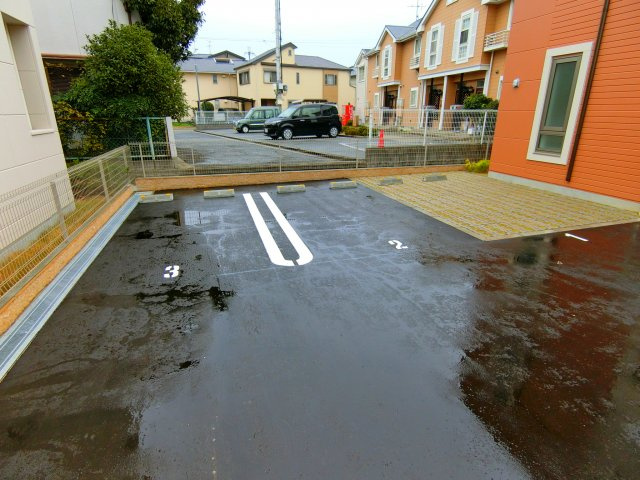 メゾンドリュンヌの駐車場