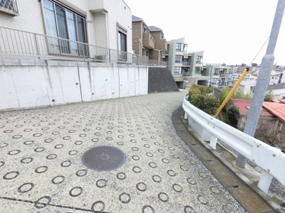 【周辺】 | ユーロハイツ杉田 | 前面道路です。