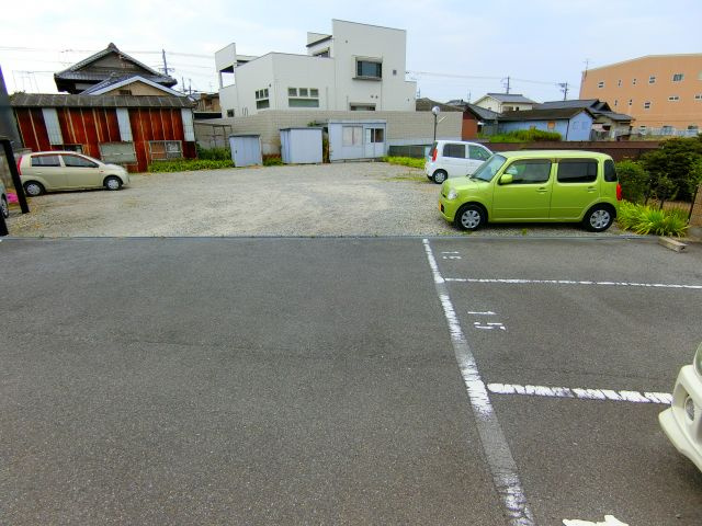 ハーネス和泉の駐車場