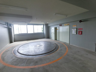 【駐車場】 | ターンテーブル付駐車場です。