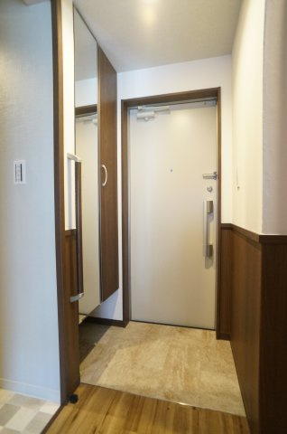 Ｐスマイルカーサ　バラ公園の玄関