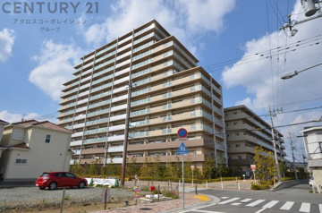 【現地】
尼崎市武庫豊町２丁目に位置する総戸数224戸の大規模マンション。
ペットの飼育が可能で駐車場空き有（500円～8000円）
共用施設にキッズルーム、洗車場有など設備が充実のマンションです。