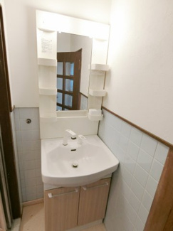 【独立洗面台】 | 独立洗面台、小物を置くことができて便利です