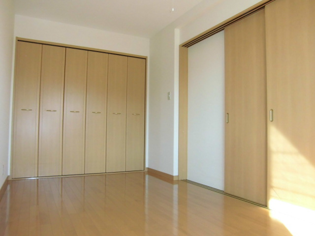 アルソ津志田の洋室