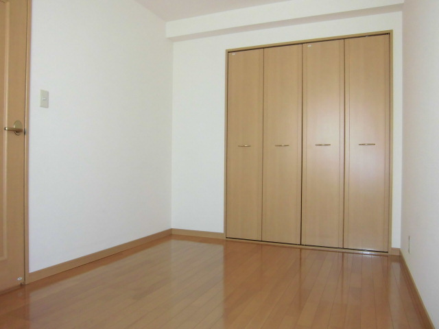 アルソ津志田の洋室