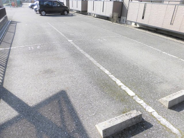 ハイカムールKAWANISIの駐車場