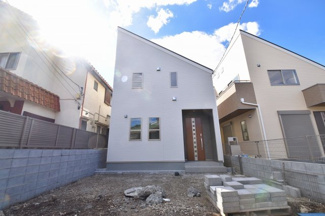 【外観】 | 約３０坪の敷地面積。駐車スペースも２台可能。