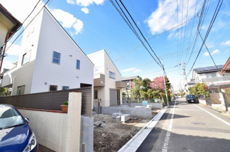 【前面道路含む現地写真】 | 前面道路は5.4ｍ幅。スッキリとした好印象の現地です。