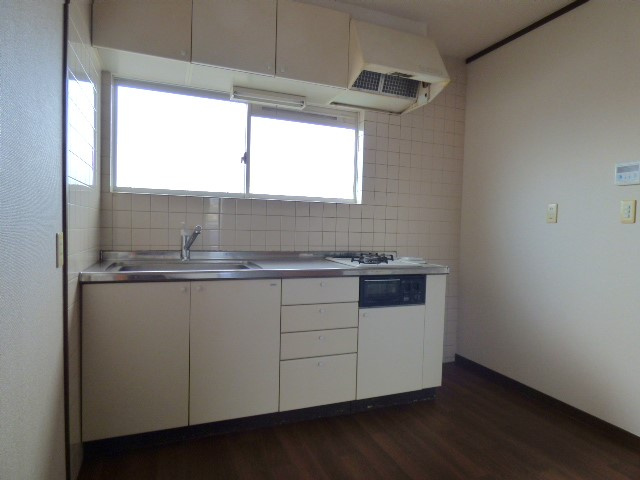 【キッチン】 | アペックス　B棟 | 窓があるので匂いがこもりにくく、調理の時も明るくて良いですね♪