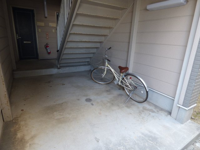 【その他共用部分】 | アペックス　B棟 | エントランス階段下に自転車が置けます
