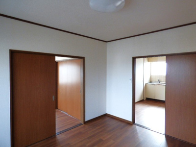 【居間・リビング】 | アペックス　B棟 | リビングはキッチンと引き戸でつながっています