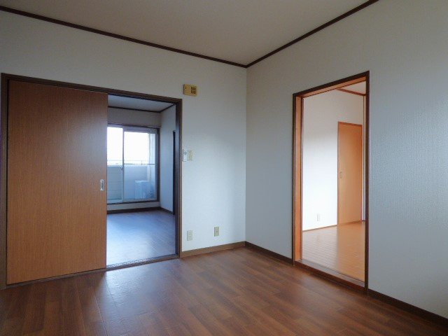 【居間・リビング】 | アペックス　B棟 | 各居室と引き戸でつながっております　