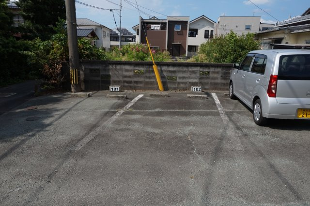 熊本市中央区出水４丁目のアパートの駐車場