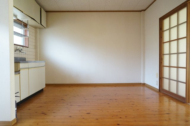 熊本市中央区出水４丁目のアパートの居間・リビング