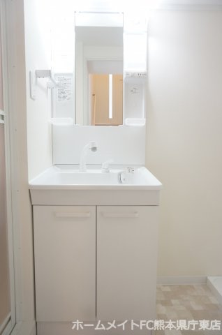 熊本市中央区春竹町大字春竹のアパートの独立洗面台