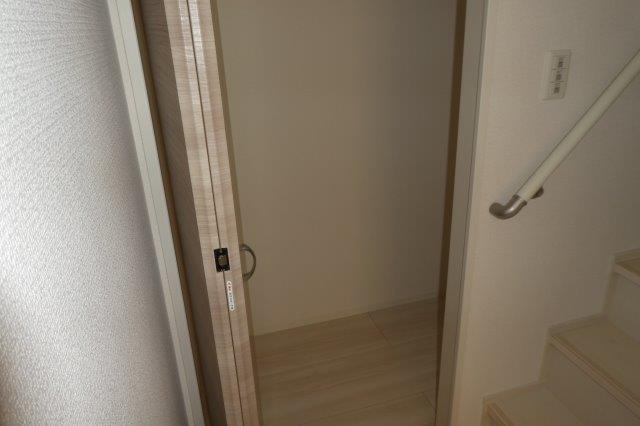 Ｄ－ｒｏｏｍ中庄Ｂの収納|階段下収納