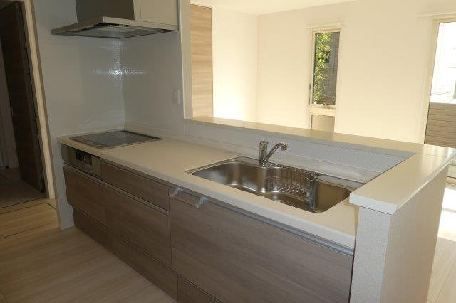 Ｄ－ｒｏｏｍ中庄Ｂのキッチン|3口IHコンロ付きシステムキッチン