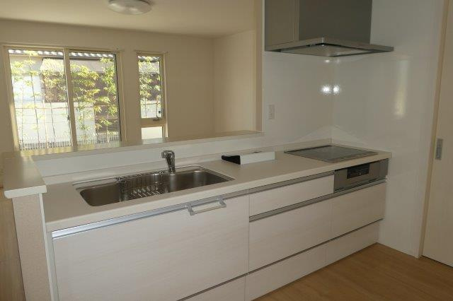 Ｄ－ｒｏｏｍ中庄Ｄのキッチン|3口IHコンロ付きシステムキッチン