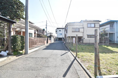 【前面道路含む現地写真】 | 立川市富士見町1丁目  新築戸建 | 前面道路は閑静な住宅地の通りとなるため、車通りは多くありません。 お子様も安心して通学可能です。