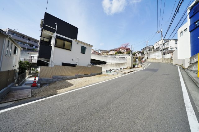 保土ヶ谷区初音ヶ丘　全２棟新築戸建ての前面道路含む現地写真