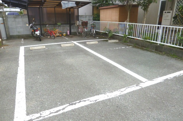 グリーンビレッジ江口【キャッシュバック対象物件】の駐車場|駐車場に車を止められます