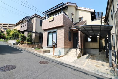 【外観】 | 吹田市長野西 中古一戸建 | 【現地写真】 シンプルで落ち着きのある建物は住むかたの個性でオリジナルなものになっていきます♪