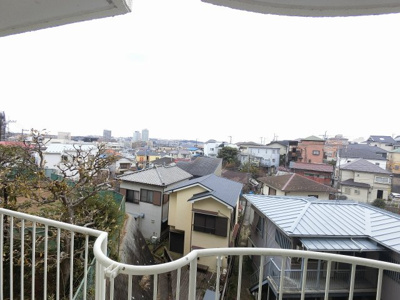 【展望】 | 上大岡ハウス | １階部分からの眺望です。
南側隣地とは高低差があり開放感がございます。