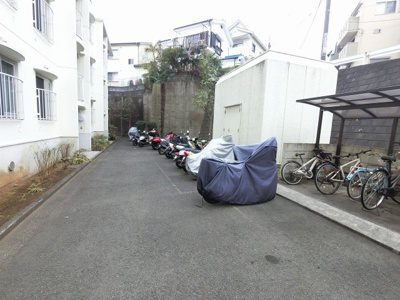 【その他共用部分】 | 上大岡ハウス | バイク置場です。