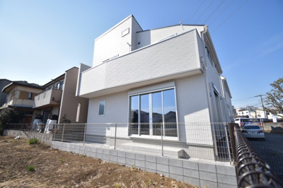 【外観】 | 立川市羽衣町3丁目　新築戸建　2号棟 | 周辺環境に溶け込み、それでいて個性豊かなデザインは住まう人に優越感をもたらしてくれます。
