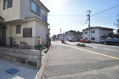 【前面道路含む現地写真】 | 立川市羽衣町3丁目　新築戸建　2号棟 | 前面道路公道16メートルあります。駐車する際歩道も広いので奥様もうまく駐車できますね。