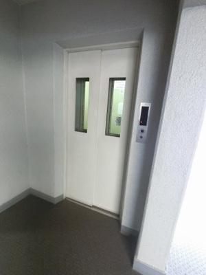【その他共用部分】 | 大島住宅 | お買い物時やベビーカーの出し入れに便利なエレベーター付です。