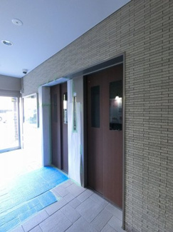 【その他共用部分】 | お買い物時やベビーカーの出し入れに便利なエレベーター付
混雑時にも便利なエレベーター2基付です。